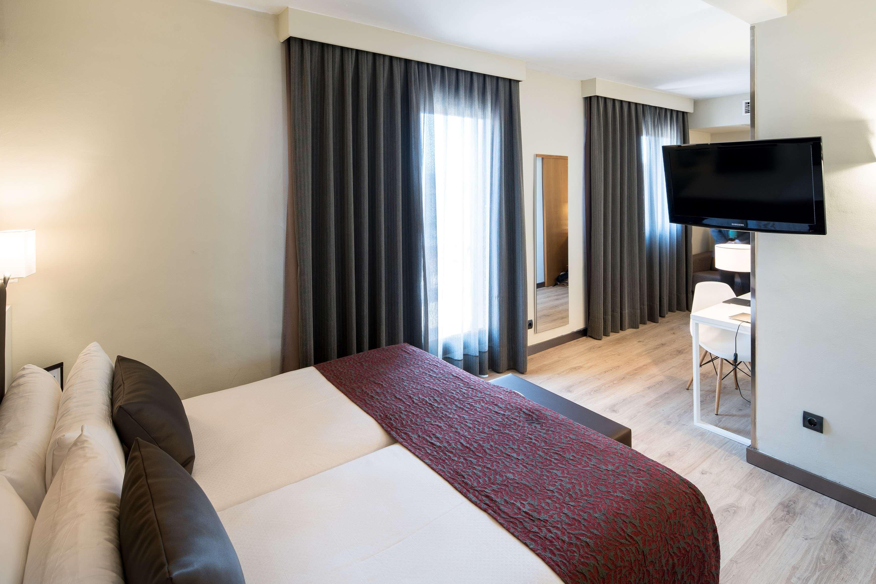 Catalonia Castellnou Hotell Barcelona Eksteriør bilde