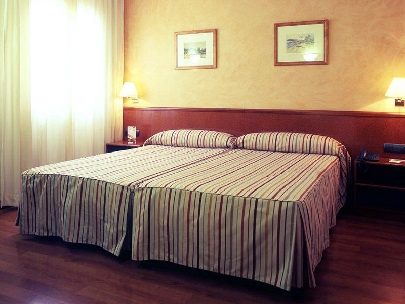 Catalonia Castellnou Hotell Barcelona Eksteriør bilde